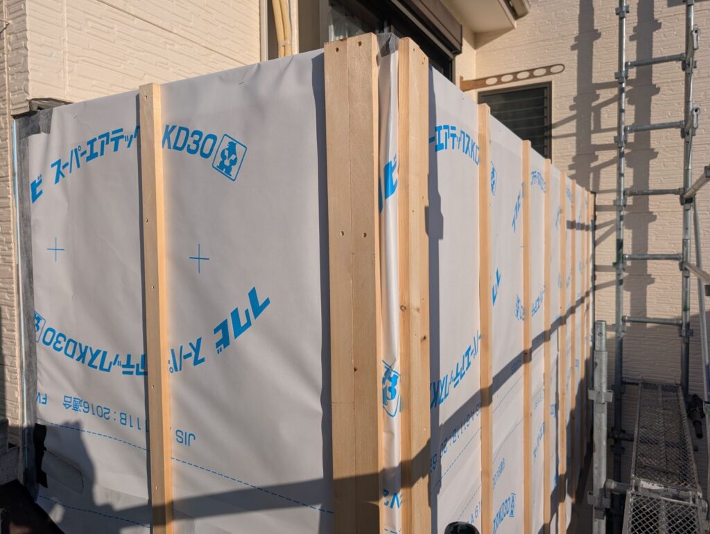 透湿防水シート貼り通気胴縁設置