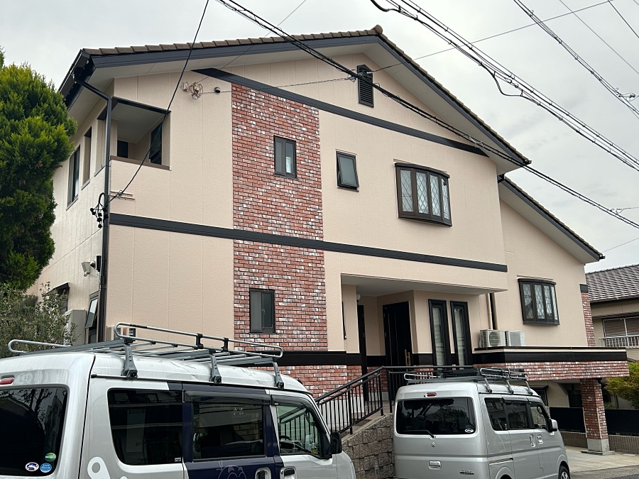 レンガタイルを美しく引き立てる外壁塗装とベランダ防水工事｜名古屋市緑区