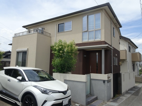 白とグレーの絶妙な濃淡ツートン！ダイワハウス外壁塗装・屋根塗装｜東郷町