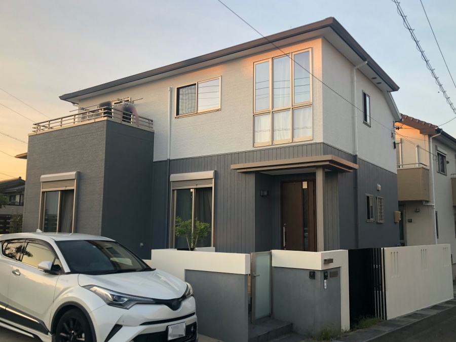白とグレーの絶妙な濃淡ツートン！ダイワハウス外壁塗装・屋根塗装｜東郷町