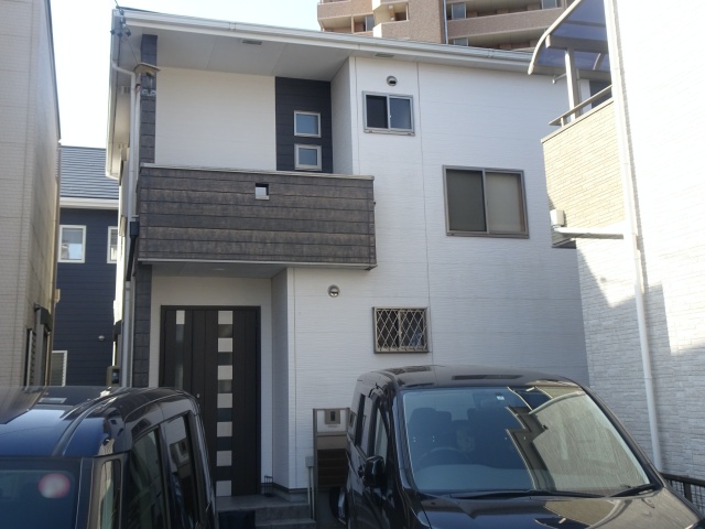 新築同様の仕上がり！白×ダークブラウンの外壁・屋根塗装｜日進市