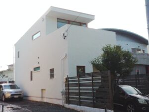 白い建物の屋根外壁塗装後