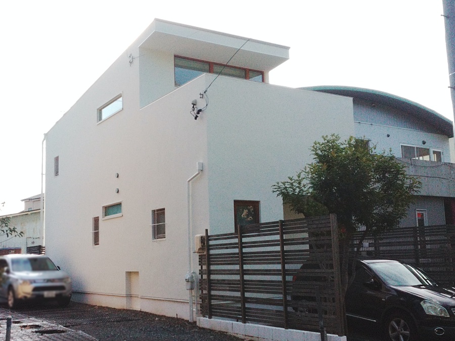 白い建物の屋根外壁塗装後
