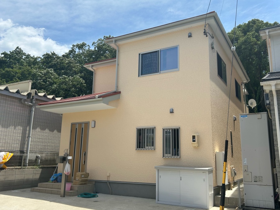 外壁は温かみのある明るい黄色へ色変え！屋根はオータムレッドに塗り替え｜日進市