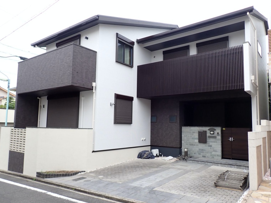 白と濃茶のコントラストが美しいモダン外壁塗装と屋根塗装｜名古屋市瑞穂区