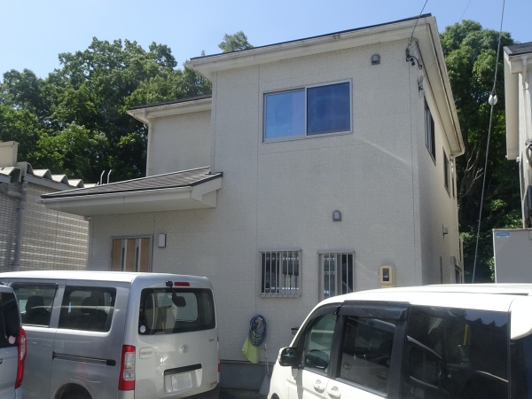 外壁は温かみのある明るい黄色へ色変え！屋根はオータムレッドに塗り替え｜日進市